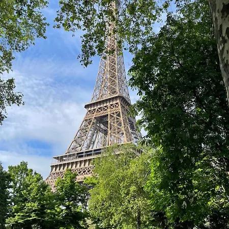Charming Trocadero Eiffel Tower פריז
